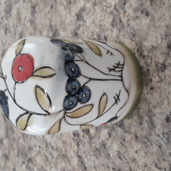 Lone decorative pepper shaker - Picture 2 of 5